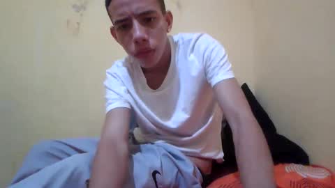 Snapshot of white_boy84723 chatting on November 29, 5:54 am white boy online show from November 29, 5:54 am