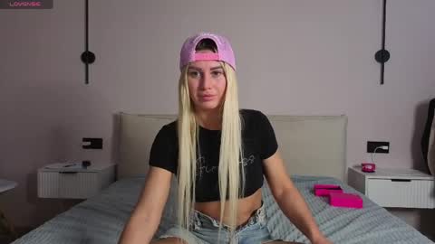 Snapshot of whiteflower_x0 chatting on May 20, 8:09 am ASK ME online show from May 20, 8:09 am