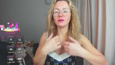 Snapshot of whitneypunnch chatting on December 18, 6:52 am whitneypunnch online show from December 18, 6:52 am