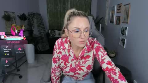 Snapshot of whitneypunnch chatting on March 23, 2:32 pm whitneypunnch online show from March 23, 2:32 pm