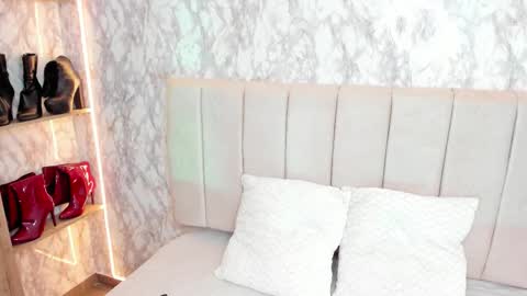 whitneyyfox online show from September 28, 12:27 am