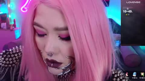 Snapshot of wickedxqueen chatting on December 11, 4:49 am Laura  online show from December 11, 4:49 am