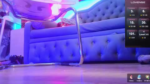 Snapshot of wickedxqueen chatting on December 11, 7:53 am Laura  online show from December 11, 7:53 am