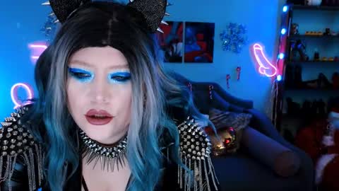 Snapshot of wickedxqueen chatting on December 28, 11:05 pm Laura  online show from December 28, 11:05 pm