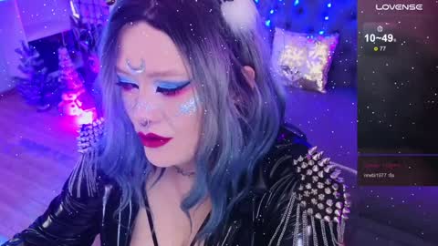 Snapshot of wickedxqueen chatting on January 1, 12:11 pm Laura  online show from January 1, 12:11 pm