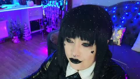 Snapshot of wickedxqueen chatting on January 1, 8:26 pm Laura  online show from January 1, 8:26 pm