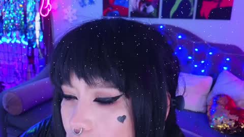 Snapshot of wickedxqueen chatting on January 1, 11:29 pm Laura  online show from January 1, 11:29 pm