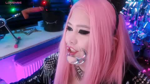 Snapshot of wickedxqueen chatting on February 8, 5:29 am Laura  online show from February 8, 5:29 am