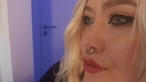 Snapshot of wickedxqueen chatting on October 17, 5:21 am Laura  online show from October 17, 5:21 am