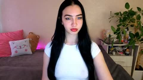 Snapshot of wildkittenx_ chatting on June 4, 4:18 am Alena online show from June 4, 4:18 am