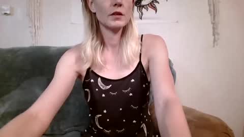 Snapshot of willowxo223 chatting on June 22, 5:15 am willowxo223 online show from June 22, 5:15 am