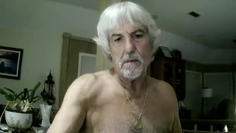 Snapshot of winedog2020 chatting on May 27, 8:33 am Gundja Man online show from May 27, 8:33 am