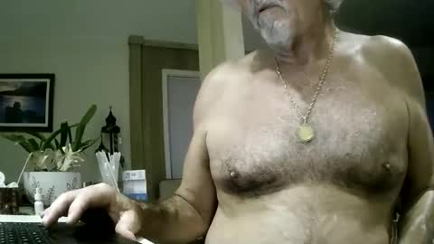 Snapshot of winedog2020 chatting on June 2, 12:56 am Gundja Man online show from June 2, 12:56 am