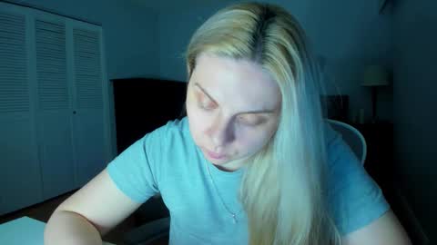 Snapshot of winter_miracle chatting on May 13, 3:59 am Winter Miracle online show from May 13, 3:59 am