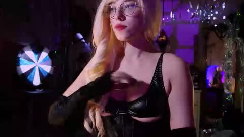 Snapshot of witch_fiona chatting on April 23, 8:11 pm Goddess of two strapons - Mr. long Don Mr. Pinky online show from April 23, 8:11 pm