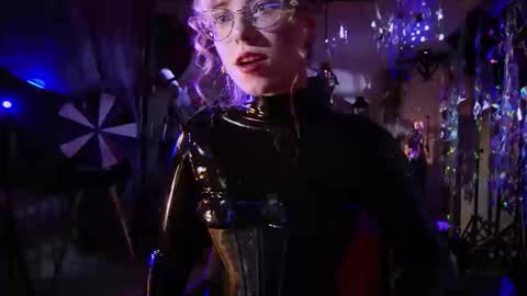 Snapshot of witch_fiona chatting on May 5, 7:55 pm Goddess of two strapons - Mr. long Don Mr. Pinky online show from May 5, 7:55 pm