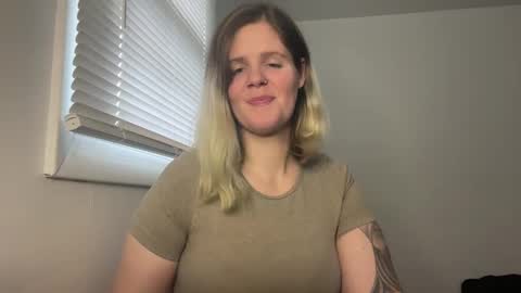 Snapshot of wldntulik2no chatting on January 1, 7:10 pm Moth online show from January 1, 7:10 pm