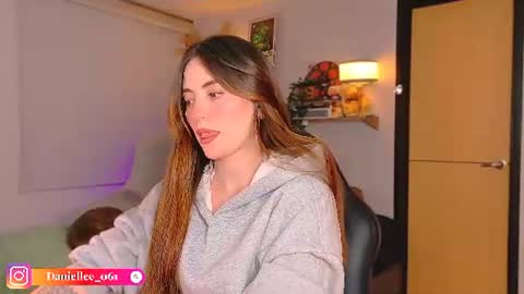 Snapshot of wolfsfoster chatting on July 22, 3:42 am online show from July 22, 3:42 am
