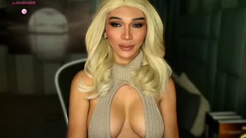 Snapshot of womanofyourdesire_ts chatting on April 24, 3:09 am Julia online show from April 24, 3:09 am
