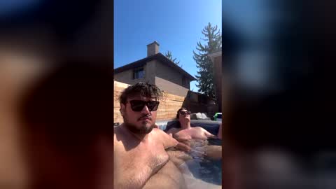 Vee and Aye online show from April 8, 7:36 pm