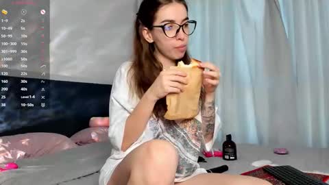 Hey Im Lina See you 12am - 6am GMT  3 online show from February 3, 4:21 am