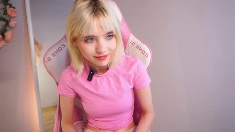 Snapshot of wow_angel chatting on May 17, 6:11 am wow_angel online show from May 17, 6:11 am