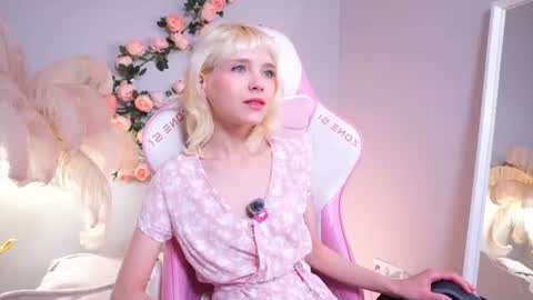 Snapshot of wow_angel chatting on July 1, 5:42 am wow_angel online show from July 1, 5:42 am