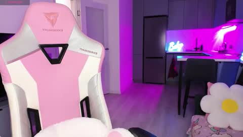 Snapshot of wowlovie666 chatting on December 14, 4:12 pm Emi online show from December 14, 4:12 pm