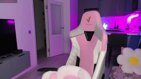 Snapshot of wowlovie666 chatting on December 15, 4:11 pm Emi online show from December 15, 4:11 pm