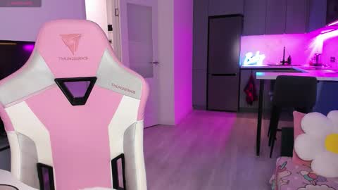 Snapshot of wowlovie666 chatting on December 17, 4:02 pm Emi online show from December 17, 4:02 pm