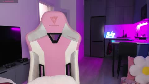 Snapshot of wowlovie666 chatting on December 18, 4:02 pm Emi online show from December 18, 4:02 pm