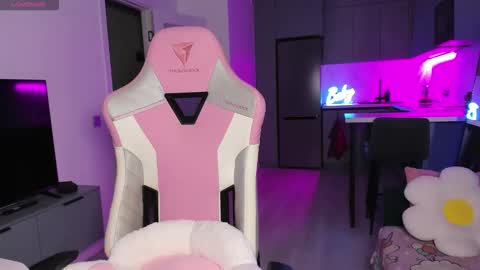 Snapshot of wowlovie666 chatting on December 22, 4:04 pm Emi online show from December 22, 4:04 pm