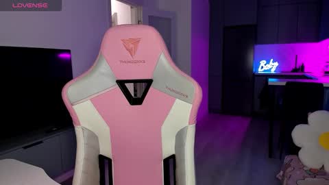 Snapshot of wowlovie666 chatting on February 10, 5:11 am Emi online show from February 10, 5:11 am