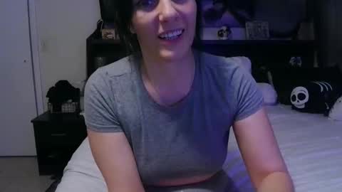 Snapshot of wrenleigh chatting on April 24, 5:43 am Crystal Lake online show from April 24, 5:43 am