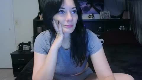 Snapshot of wrenleigh chatting on April 26, 5:16 am Crystal Lake online show from April 26, 5:16 am