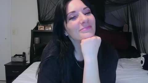 Snapshot of wrenleigh chatting on May 2, 4:50 am Crystal Lake online show from May 2, 4:50 am
