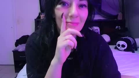 Snapshot of wrenleigh chatting on May 5, 5:26 am Crystal Lake online show from May 5, 5:26 am
