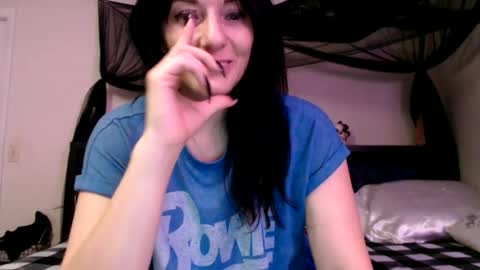 Snapshot of wrenleigh chatting on June 20, 7:55 am Crystal Lake online show from June 20, 7:55 am