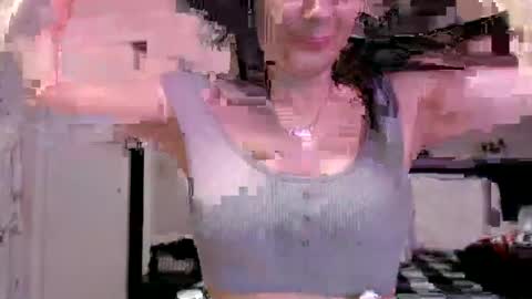 Snapshot of wrenleigh chatting on July 17, 5:25 am Crystal Lake online show from July 17, 5:25 am