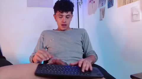 Snapshot of wyatt_444 chatting on December 27, 10:48 pm wyatt online show from December 27, 10:48 pm