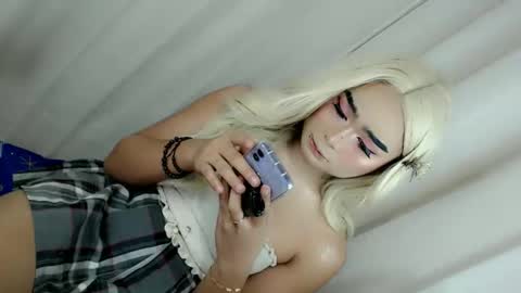 Snapshot of xchinita_kyanggx chatting on February 6, 3:37 pm kianna online show from February 6, 3:37 pm