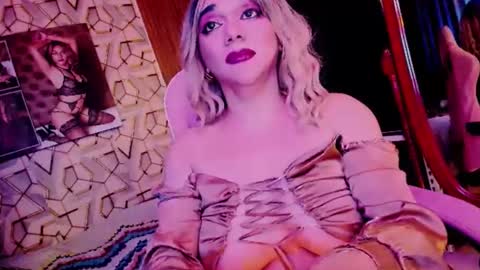 Snapshot of xdirtymistressx chatting on December 4, 2:37 pm XDirtymistressX online show from December 4, 2:37 pm