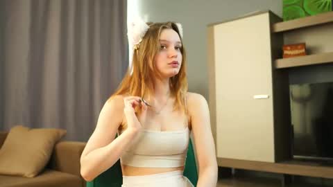 Luna and Lina online show from November 18, 5:01 am