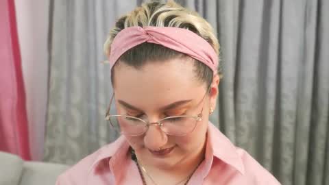 Snapshot of ximenna_cruz_ chatting on April 1, 7:22 pm Xime Independent Artist online show from April 1, 7:22 pm