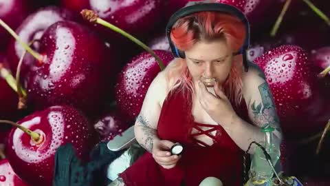 Snapshot of xocherryontopxoxo chatting on February 18, 7:32 pm Cherry on Top online show from February 18, 7:32 pm