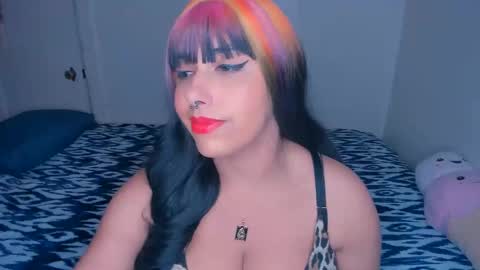 Snapshot of xocurvyrae chatting on December 4, 7:01 pm Rae online show from December 4, 7:01 pm