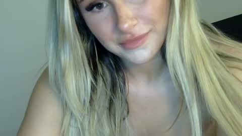 Snapshot of xoxolala32 chatting on June 21, 6:49 am Lacey Loo online show from June 21, 6:49 am