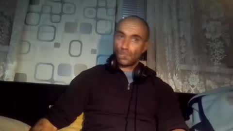 Snapshot of xploid1982 chatting on December 5, 2:09 am xploid1982 online show from December 5, 2:09 am