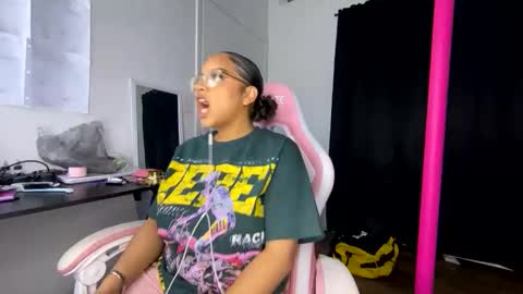 xStarGazingx online show from April 10, 11:20 pm