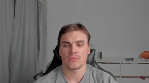 Snapshot of xx_raul_xx_ chatting on March 8, 2:04 am raul online show from March 8, 2:04 am